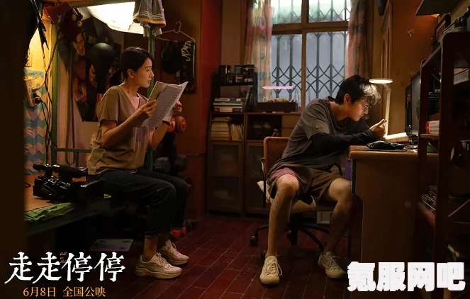 电影《陪读装睡让他滑进去了》深度剖析：揭示人际关系中的心理博弈与情感困境，探讨角色间的复杂互动与内心挣扎_影视保险条款