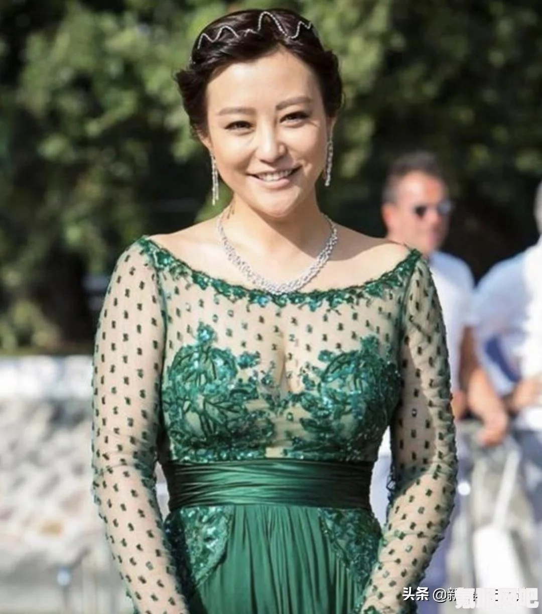 揭秘李湘是否将主持乘风破浪？官方辟谣真相揭晓，带你一探究竟
